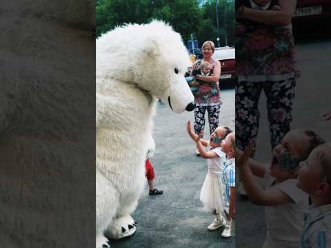 Невероятный Сюрприз на День Рождения: Танцующий Белый Мишка в Ресторане