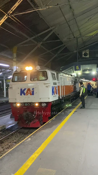 Kedatangan Kereta Api Argo Wilis di Stasiun Bandung