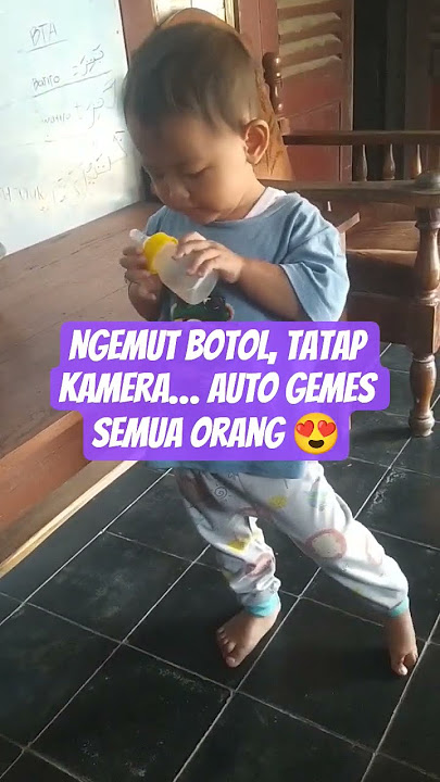 Ngemut botol, tatap kamera… auto gemes semua orang 😍