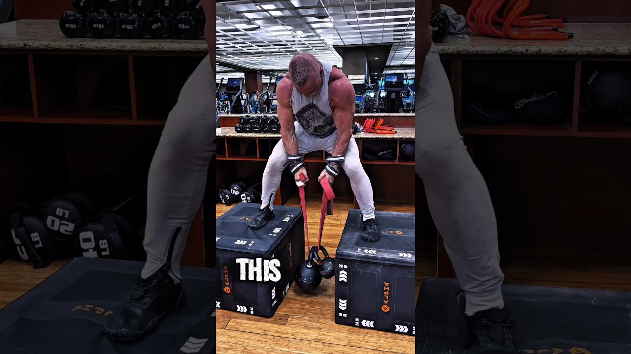 RESISTANCE BAND KETTLEBELL ROWS FOR MORE CONTROL #resistancebands #workout #motivation #muscle