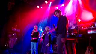 Neljänsuora feat Oona ja Inna - Mansikkaa ja valkoapilaa