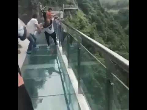 Ужас на стеклянном мосту в Китае