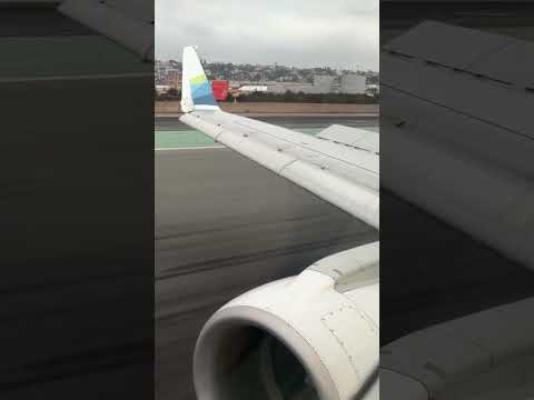 Alaska E175 landing San Diego