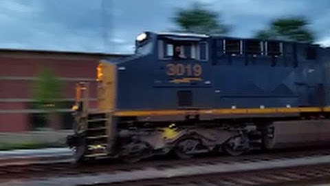[CSX]3019 ES44AH & AC44CW Leads Q140-22 With Mr B.R Waving On The Conductor Side In Fayetteville NC