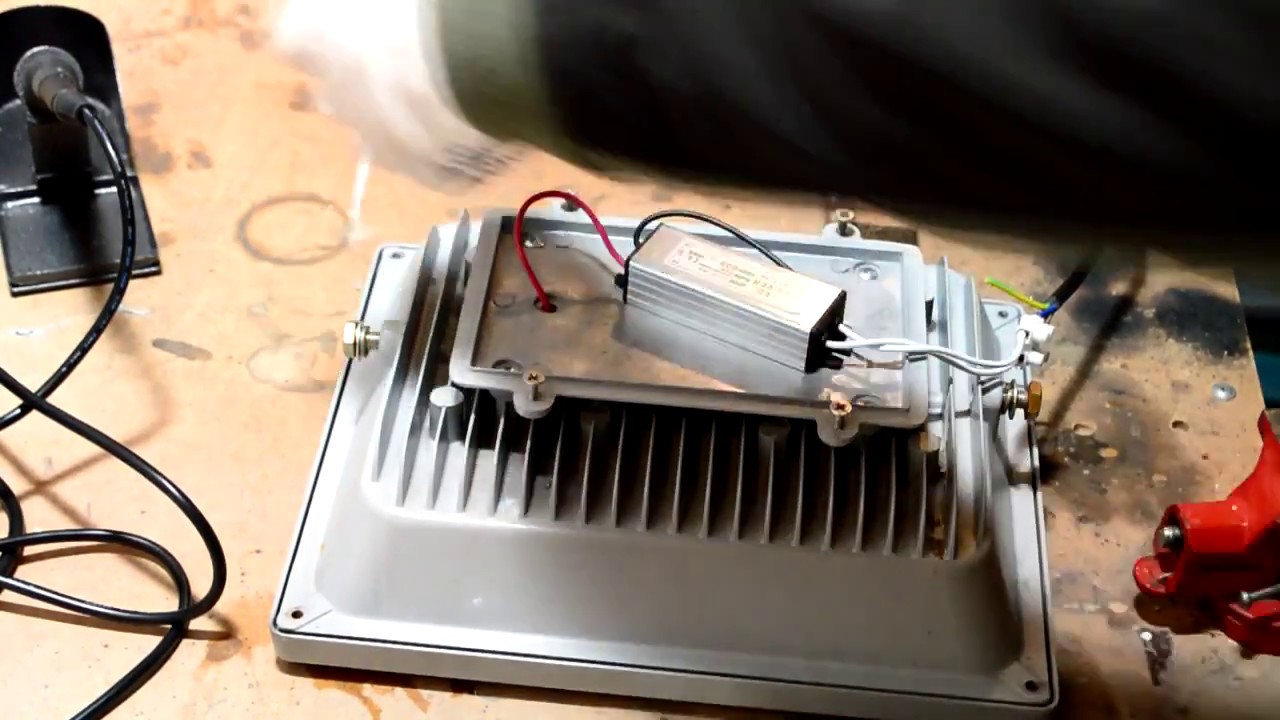 Ремонт светодиодного прожектора 50 Ватт - YouTube