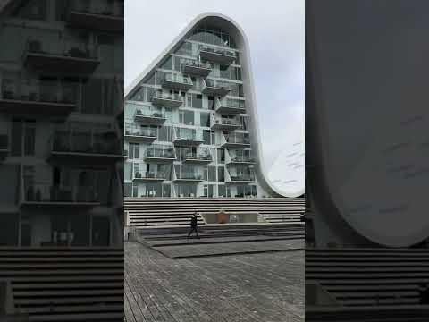 वीडियो: वेव इन वेजले, एक न्यू डेनमार्क वास्तुकला प्रतीक