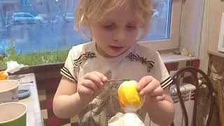 Как покрасить яйца в салфетке? Окрашивание ватными палочками пищевой краской