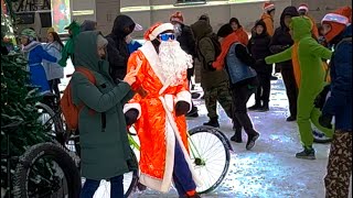 11-й Велопарад Дедов Морозов и Снегурочек прошел в центре Петербурга.