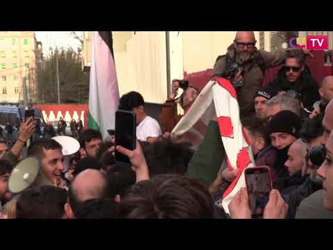 Roma, tensione al corteo pro Palestina gli studenti forzano il blocco a Psicologia: "Basta censura”