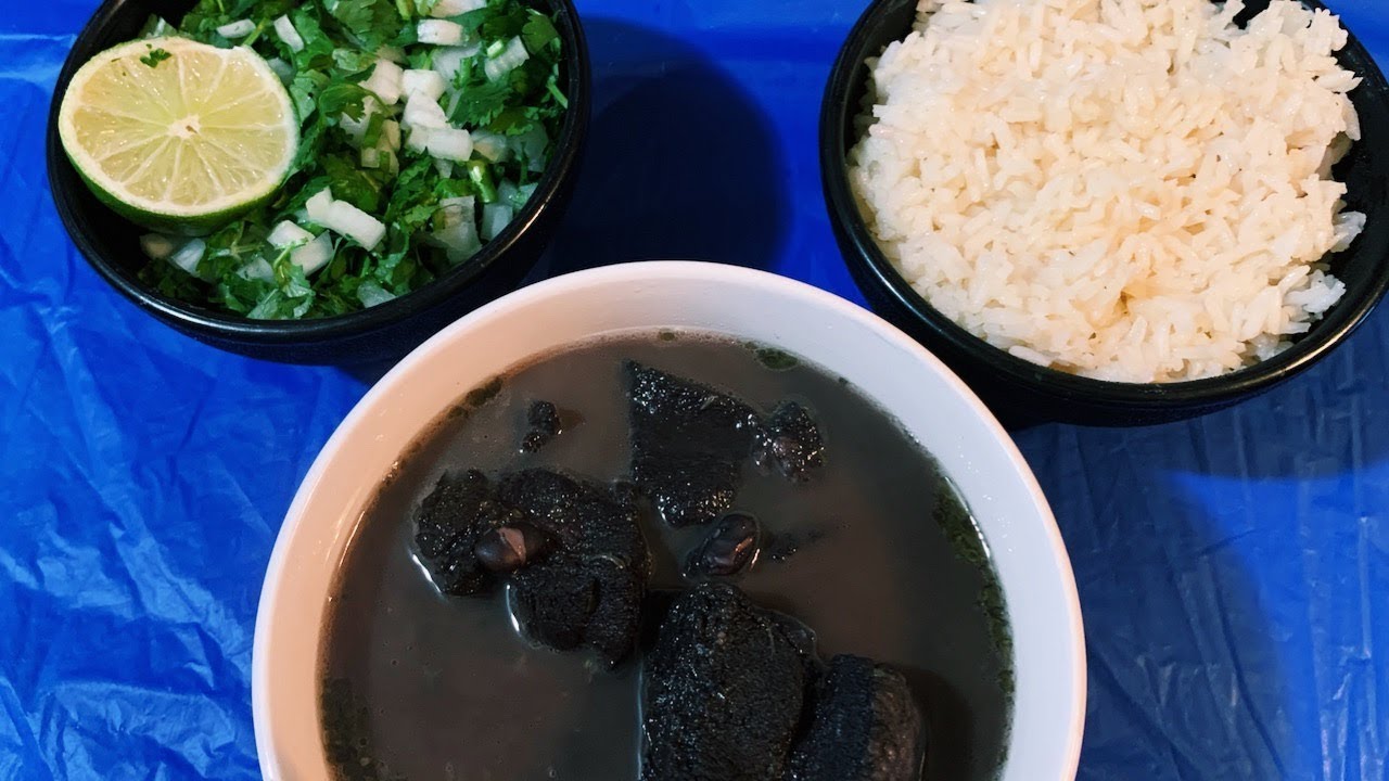 FRIJOLES NEGROS CON COSTILLA DE PUERCO