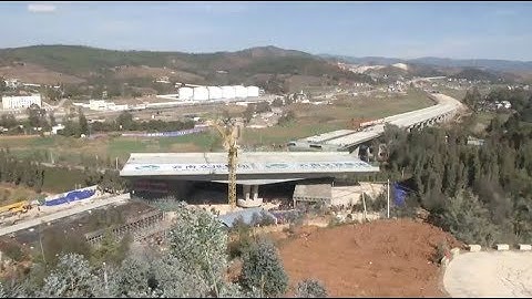 15,000-ton Expressway Bridge Rotates Into Position in Yunnan