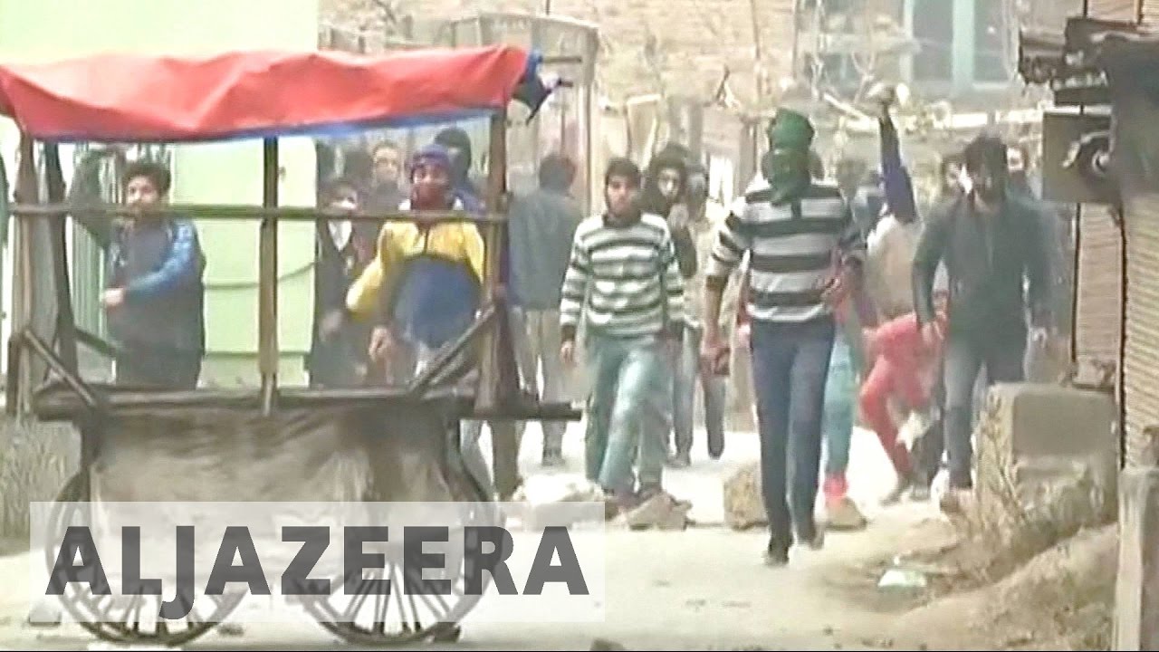 اشتباكات بين المتظاهرين والشرطة في كشمير