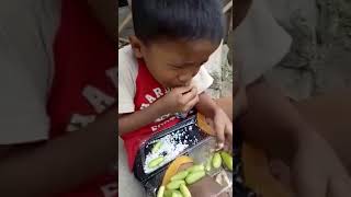 Menino Comendo Limãozinho
