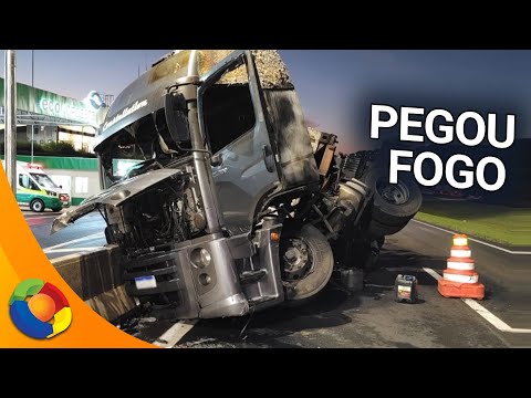 Caminhão colide em guarda de concreto e pega fogo em Araraquara