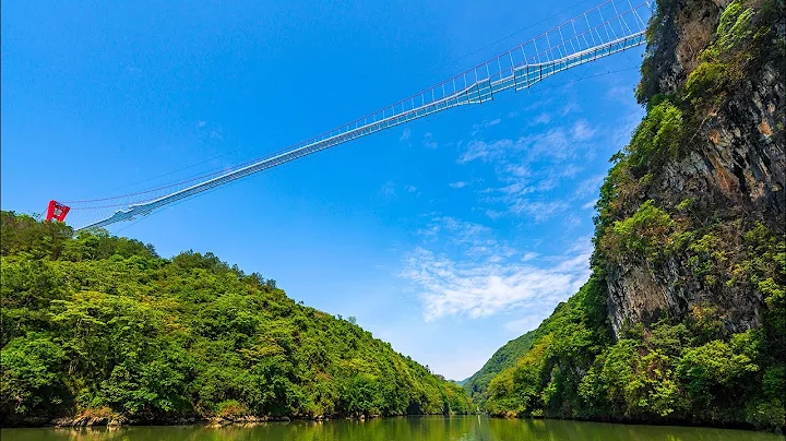 World's longest glass-bottomed bridge opens in China - DayDayNews