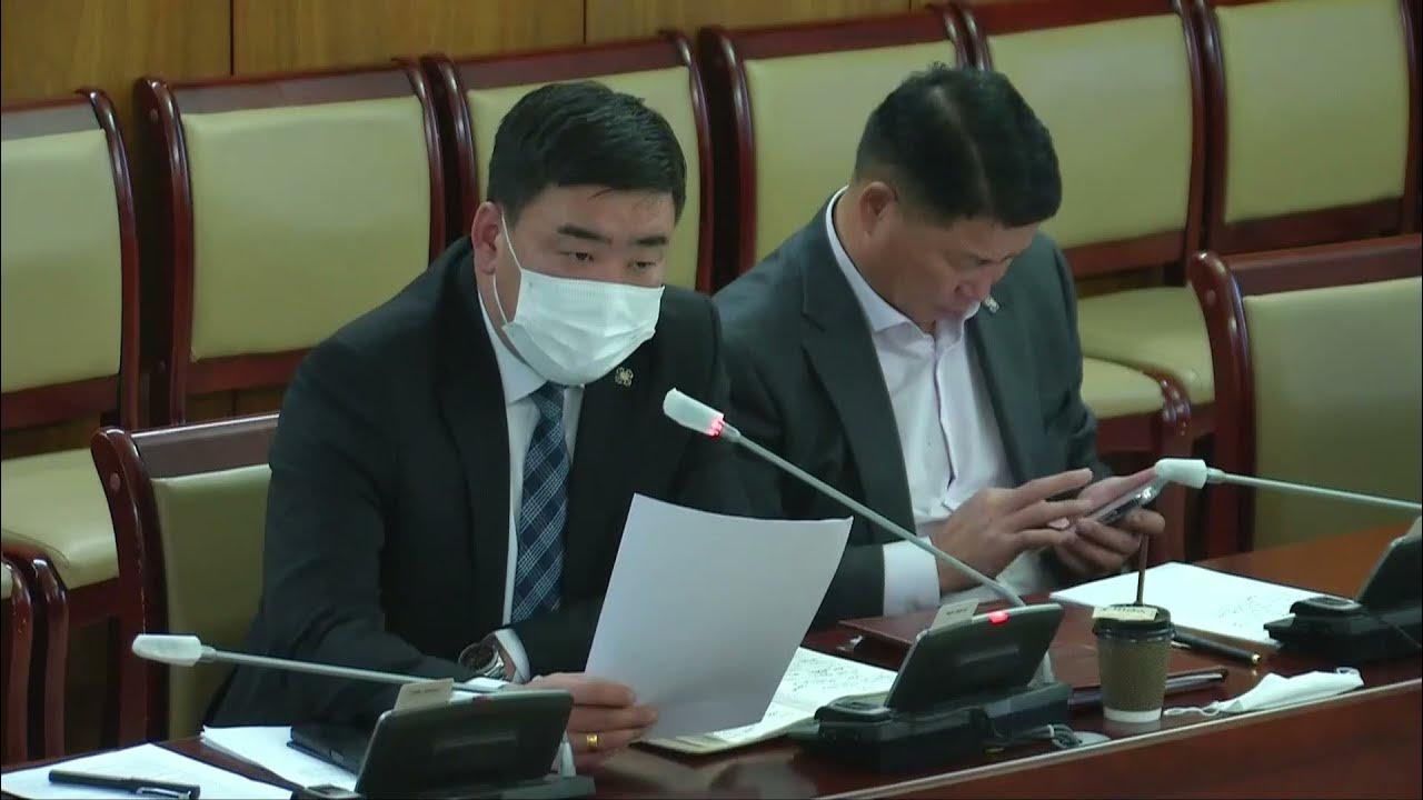 Qizil sochli qizni ikkita kal qora yigitlar sikishadi.