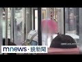 悚！遭公車門夾頭長達30秒　阿伯險摔下車｜#鏡新聞
