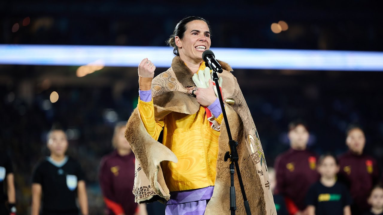 Lydia Williams receives a Guard of Honour & is presented with a Booka by Evonne Goolagong Cawley