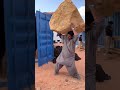رجل باكستاني يحمل حجر وزنه اطنان سبحان الله اقوى رجل اقوياء Man Carrying A Stone Weighing Tons 