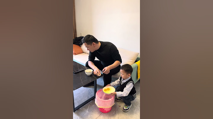 爸爸看手机看入迷了，逗逗爸爸。#调皮捣蛋的小家伙 #人类幼崽 #萌娃