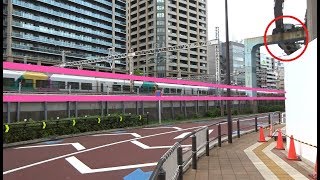 出現頻度が増している将来の特急踊り子車両のE257系による東海道本線田町駅付近の走行