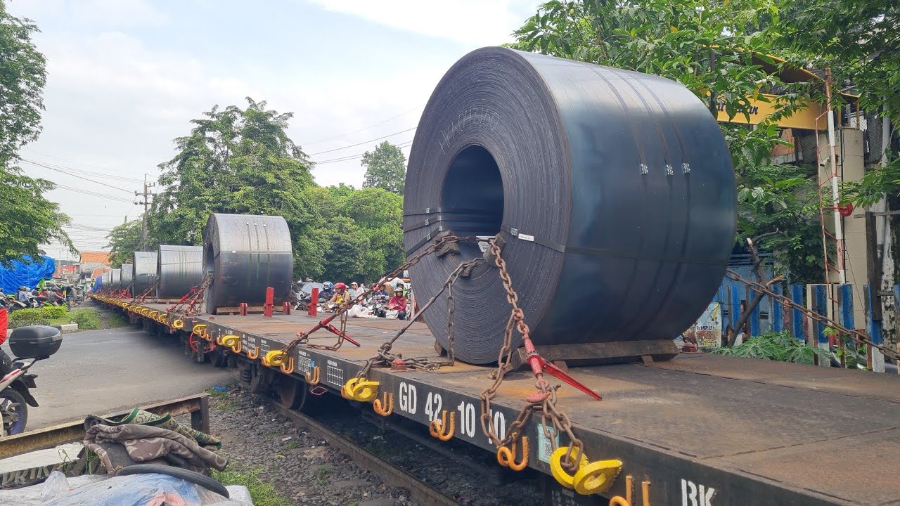 PERISTIWA LANGKA GULUNGAN BAJA PULUHAN TON DI DORONG LOKOMOTIF MASUK PELABUHAN !