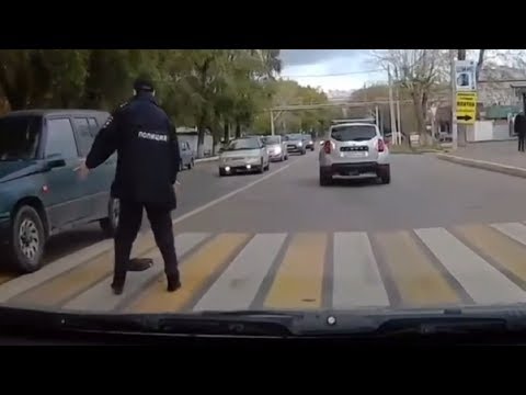 Сбил полицейских на пешеходном переходе l Москва