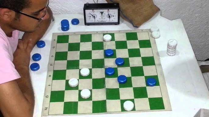 Jogo de damas: 3 damas contra 1 dama + 1 pedra em A1 (H8) 