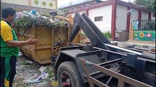 Ternyata begini cara naikin bak sampah ke truk