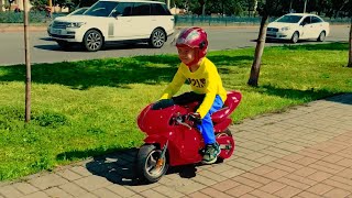 Den ayuda en una Motocicleta! | Motos Para Niños!