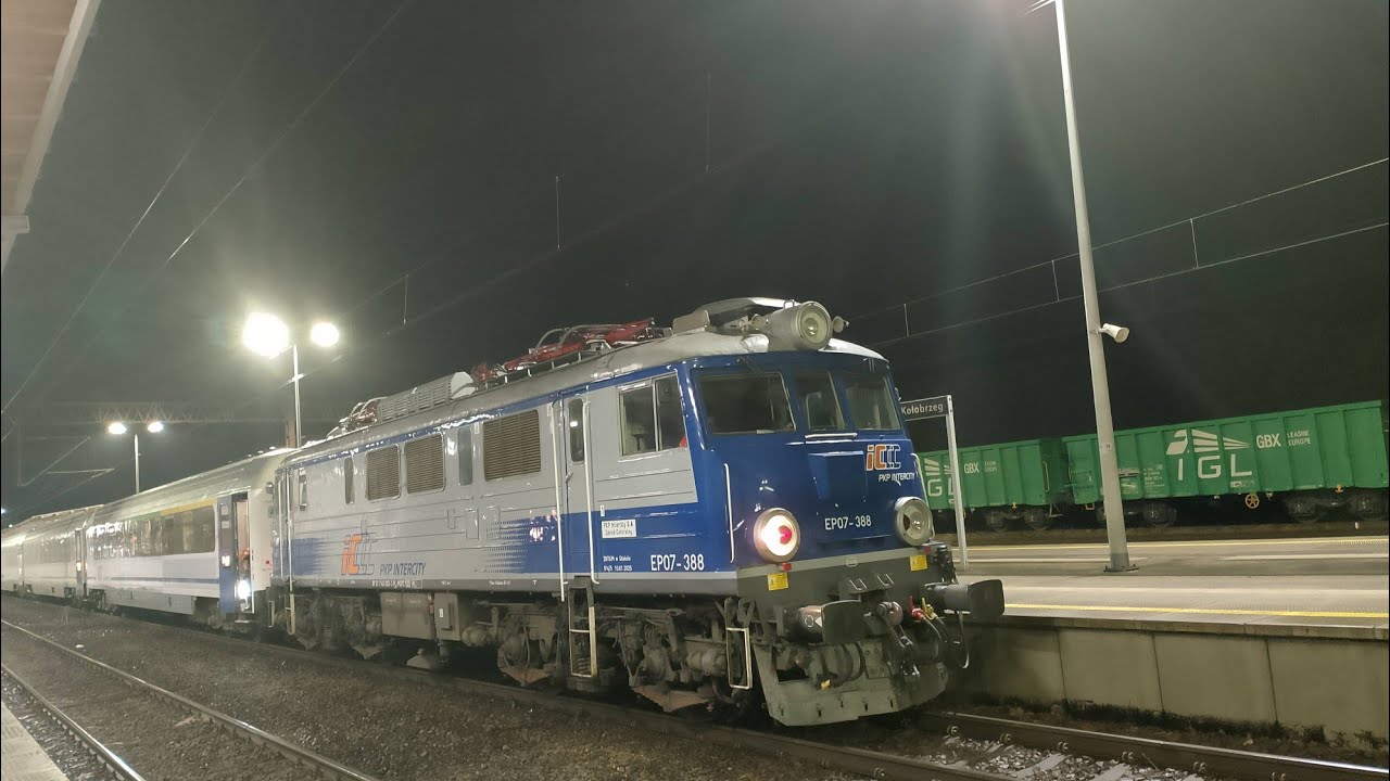 Manewry EP07-388 i SM42 -3104 ze składem wagonowym na stacji Kołobrzeg 