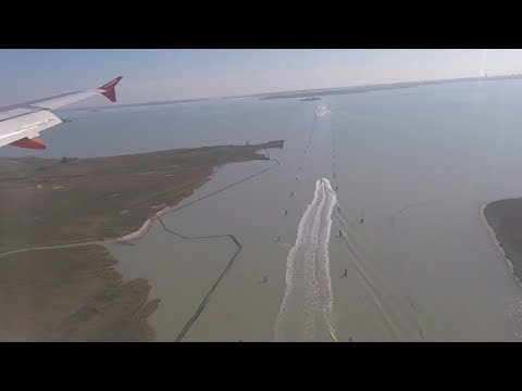 วีดีโอ: วิธีการเดินทางจากสนามบินเวนิส