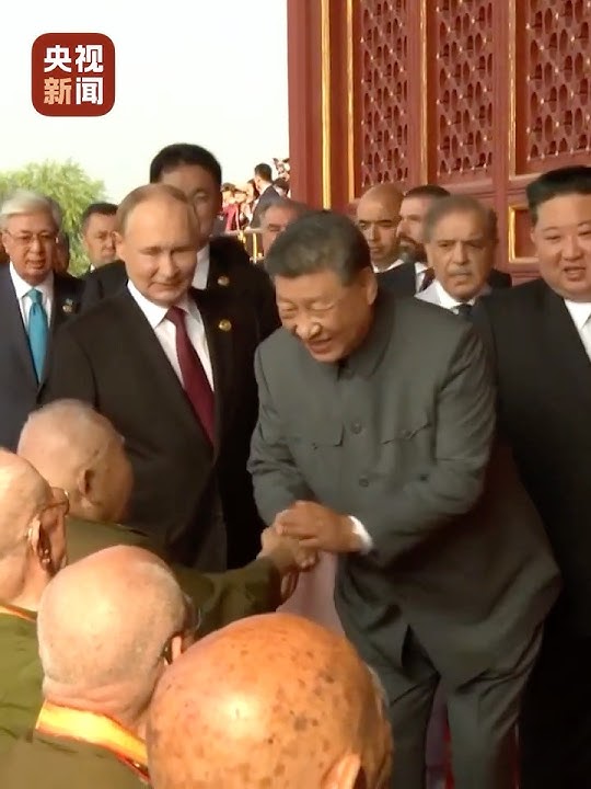 习近平同抗战老兵亲切握手。铭记历史，向老兵致敬！| CCTV