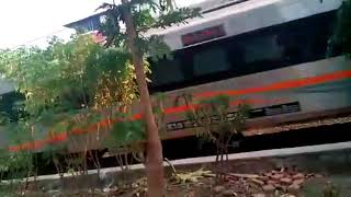1 vs 2. Toyota Avanza vs KA 56 Bangunkarta dan KA 51 Taksaka. (Bekasi)