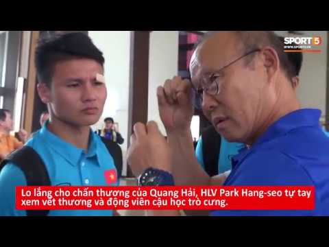 HLV Park Hang-seo cẩn thận xem vết thương của Quang Hải