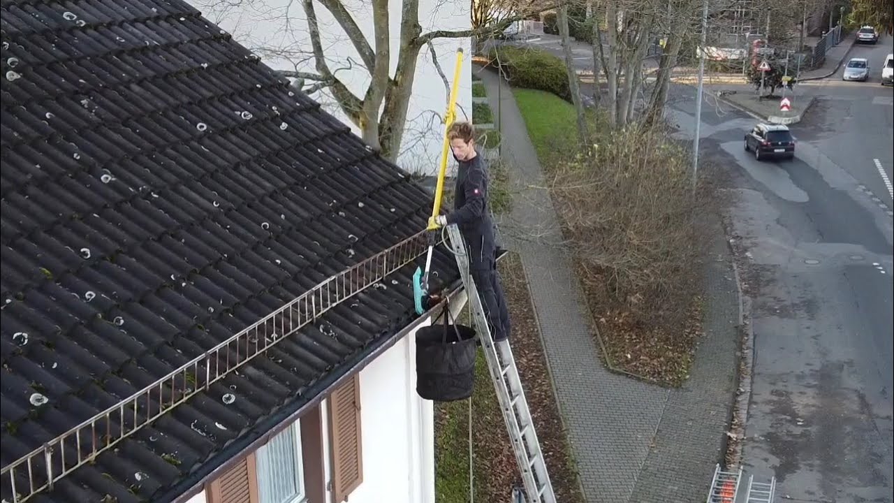 Deine-Dachrinne.de | Dachrinnenreiniger mit Teleskopstiel im Einsatz