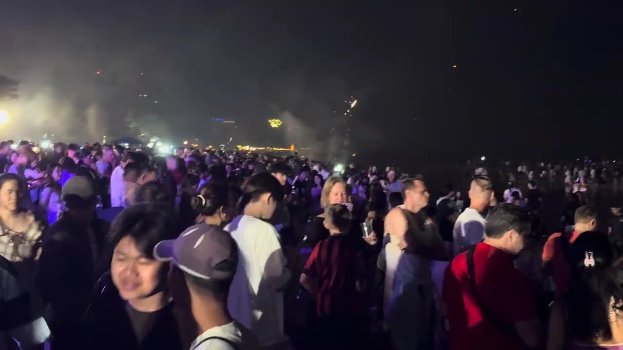 “Spectacular New Year’s Fireworks at Hua Hin Beach, Thailand”