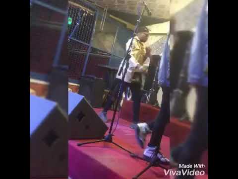 Balca Ls sheguey en concert le 27/10/2018 met du feu sur podium rwandais avec willow miller