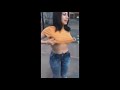 Video de la mujer con grandes pechos que se desnuda en la calle