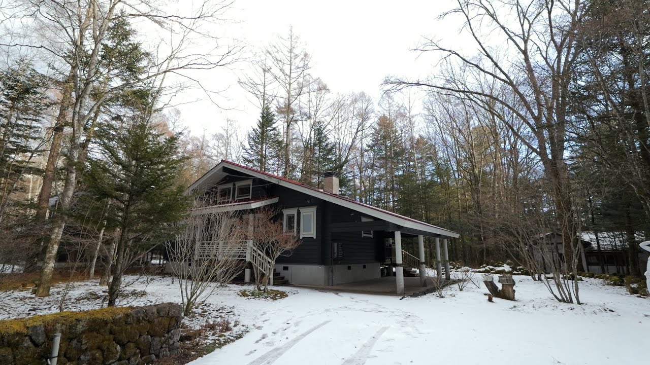 A13-246「旧軽井沢ログハウス」　北陸新幹線「軽井沢」駅 車約6分（約2.7km）苔庭と春夏秋冬色づく木々に囲まれて佇むログハウス！旧軽井沢銀座まで徒歩約7分の立地で落ち着いた環境！