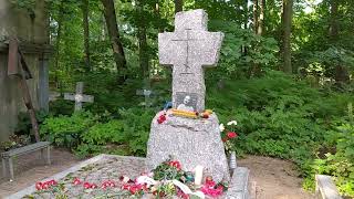 На могиле режиссёра Алексея Балабанова на Смоленском кладбище Петербурга установили новый памятник