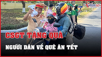 CSGT tặng mũ bảo hiểm, bánh chưng tiếp sức cho người dân về quê ăn Tết | Báo VietNamNet