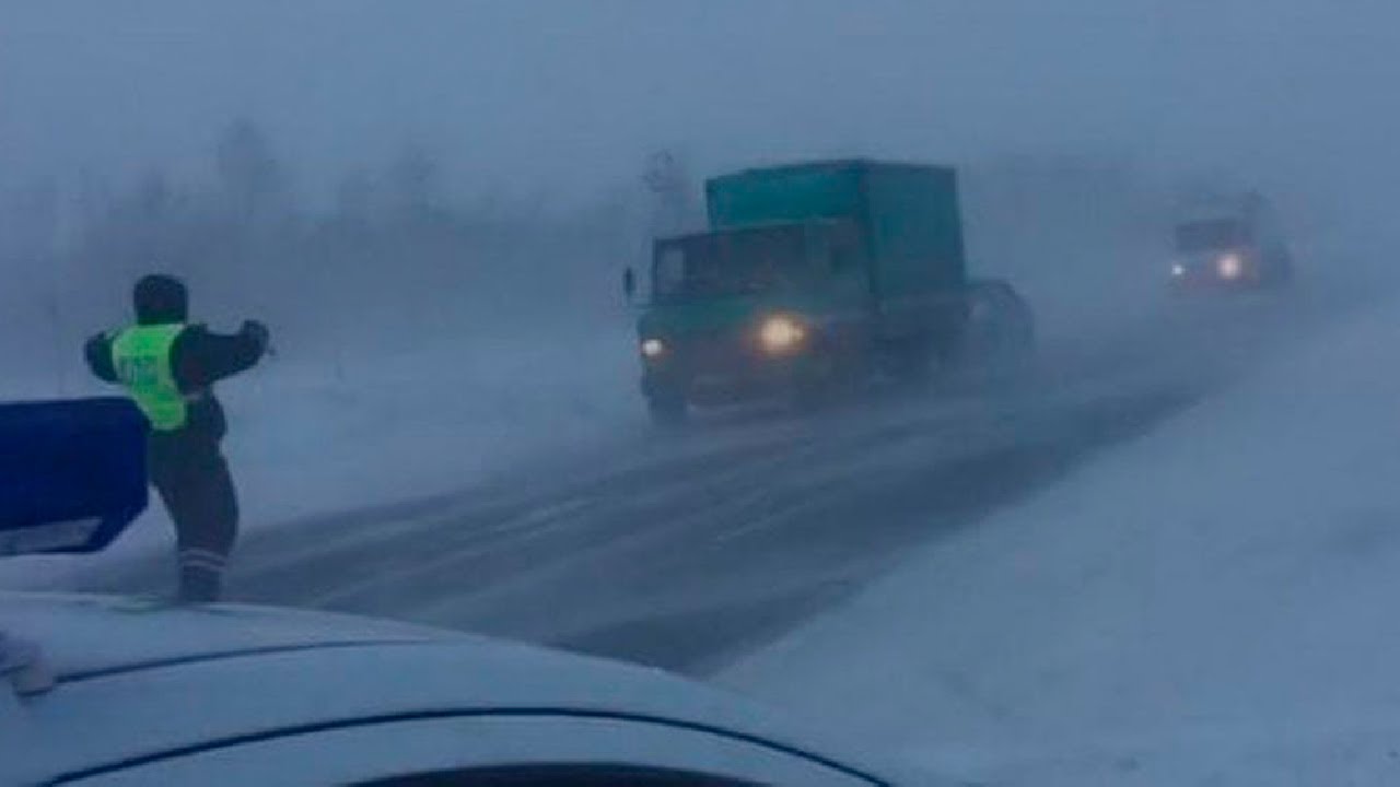 Все автомобильные выезды из Астаны закрыты. Нулевая видимость и сугробы заблокировали трассы