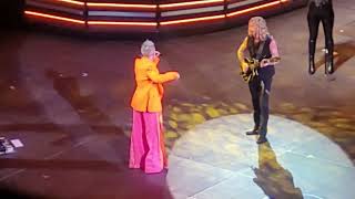 Pink sings Color Me in Sunshine with her daughter Willow.