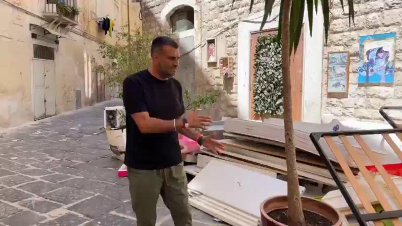 Bari vecchia invasa dai rifiuti ingombranti, il sindaco: 
