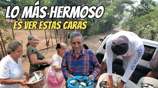 MIREN LA REACCIÓN de estas personas, al recibir el pescadito regalado