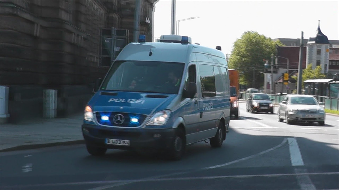 Polizei eskortiert Mannschaftsbus von Borussia Dortmund