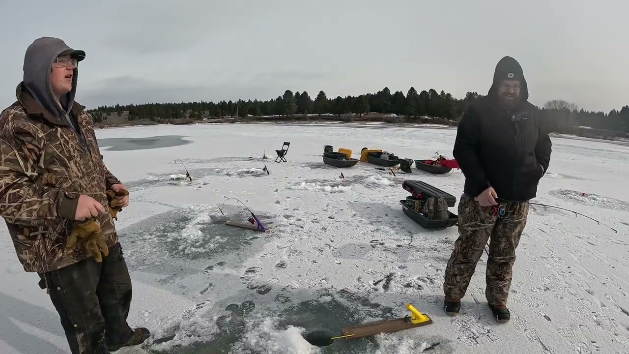 Подледная рыбалка на озере Каскад в районе Блу Херон.