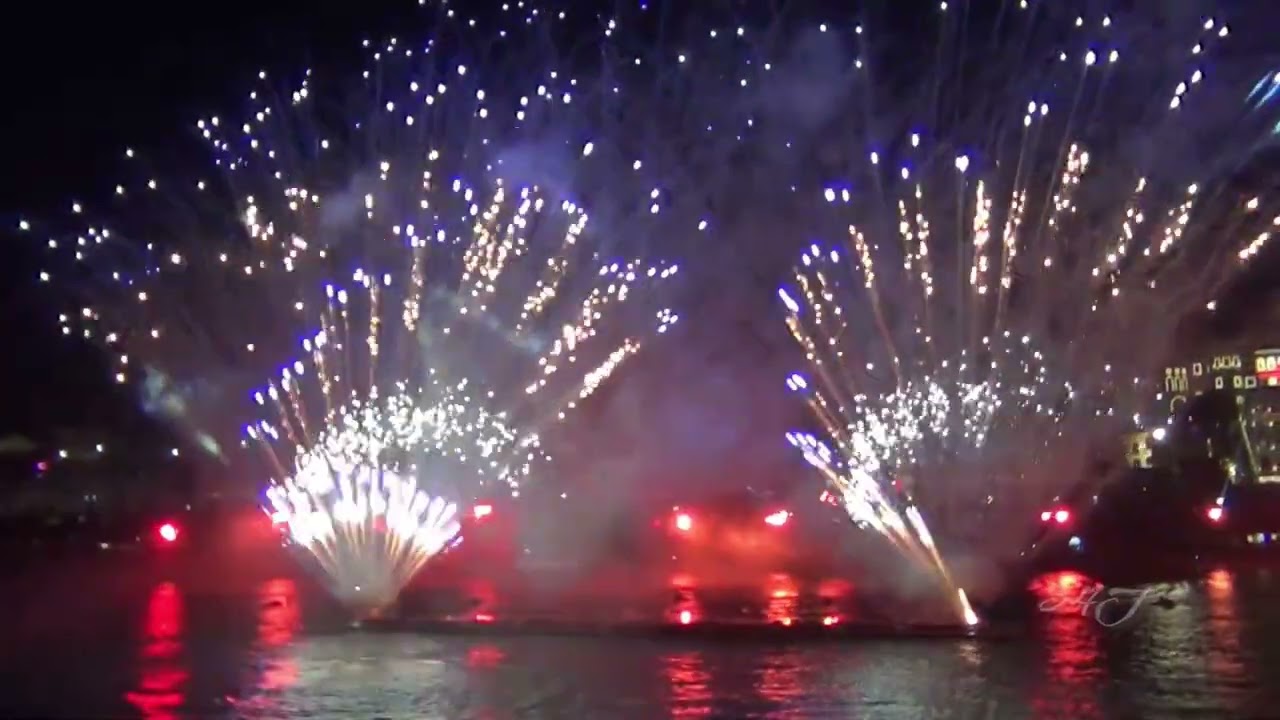 Cầu Hôn pháo hoa đón Tết.