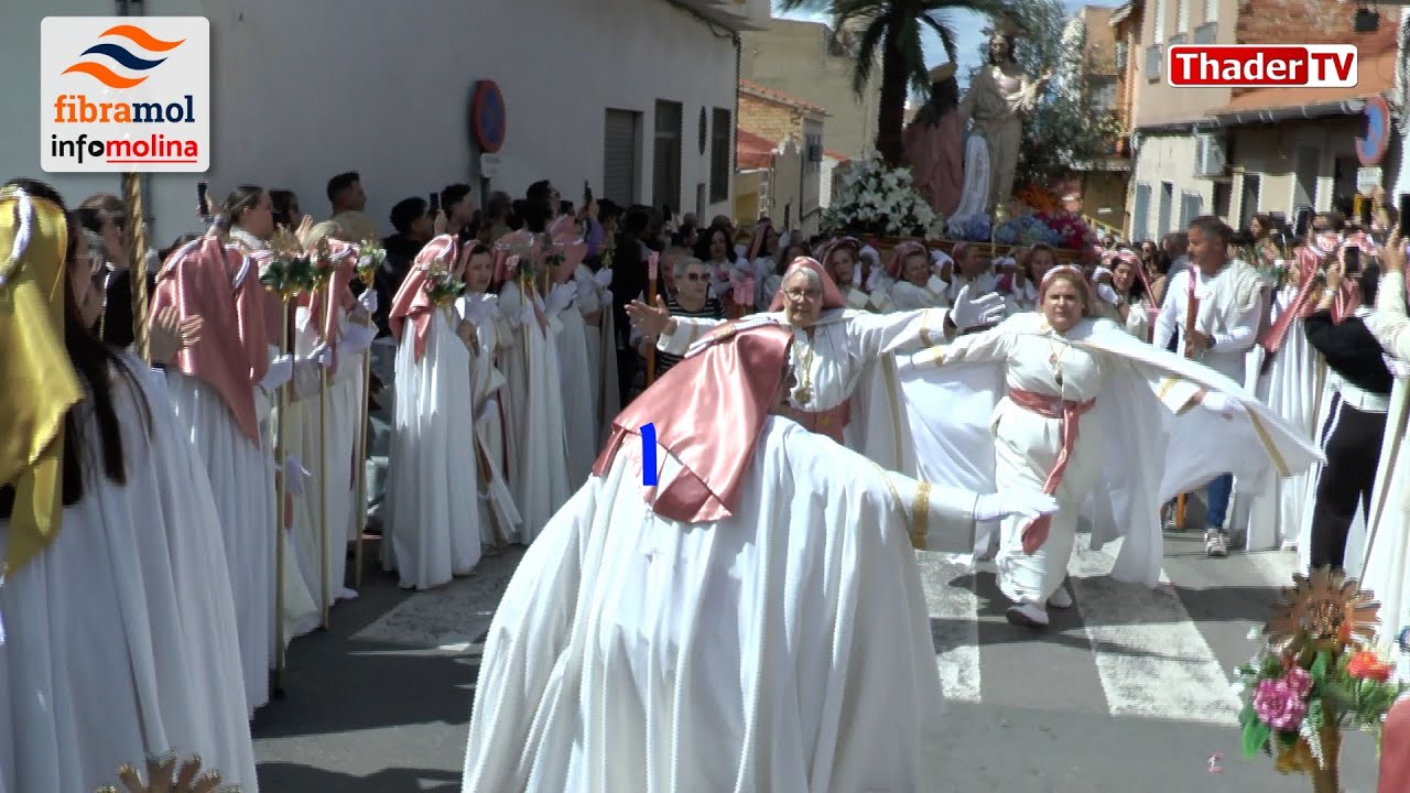 Lo nunca visto ! cofrades suben los tronos corriendo por una cuesta muy inclinada.